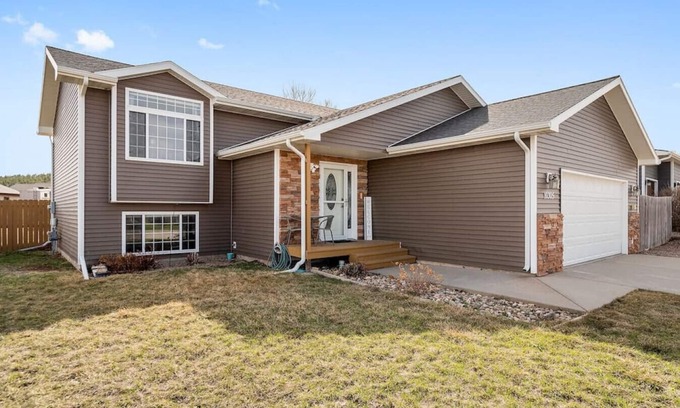 Summerset House | Stylish 5 BR- LG Fenced Backyard and Playground