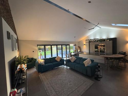 West Rainton House | Stylish 6 Bed - Huge Garden, 10 min to Durham City