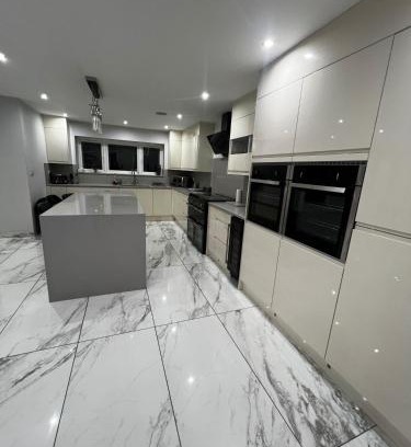 Rushmoor District House | Stylish 6-Bed Retreat with Parking and Jacuzzi