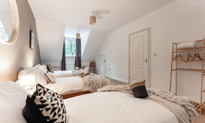 Mildenhall House | Stylish 6-BR Getaway in Quiet Mildenhall Area!