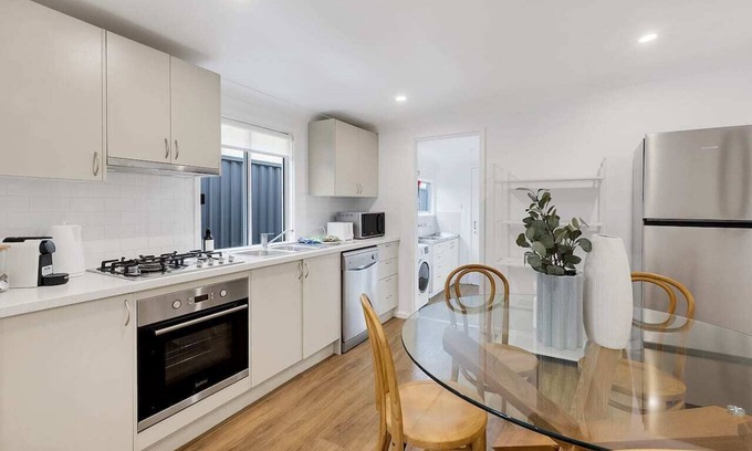 Alexandria House | Stylish Alexandria Terrace – Walk to dining & shops
