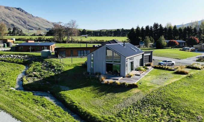 Kingston House | Stylish Alpine house in Kingston.