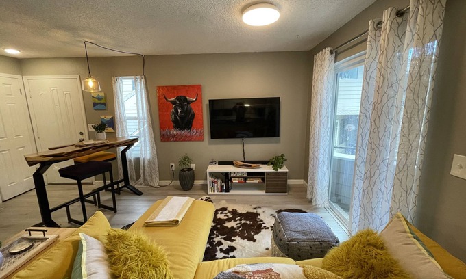 Foothills Condo | Stylish and bright, perfect for your getaway