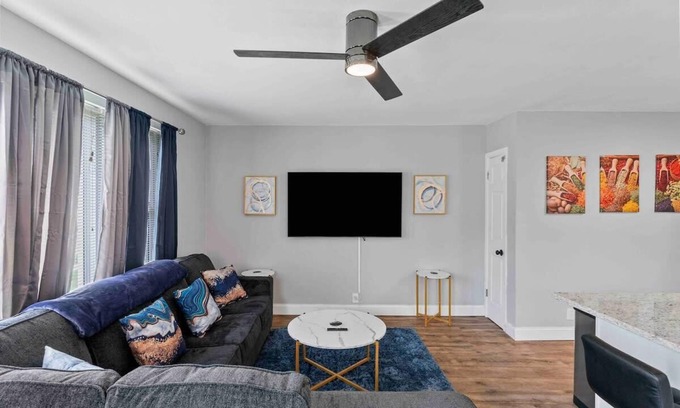Richmond Heights House | Stylish and Cozy In Saint Louis