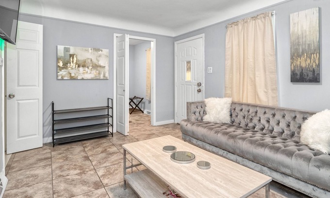 Lincoln Park House | Stylish and Cozy Home | Pet Friendly
