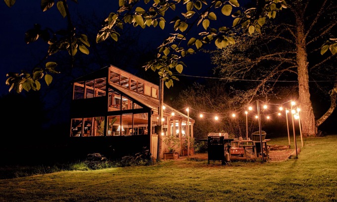 Molalla Cabin | Stylish and Romantic Glamping Cabin with private hiking and Wood Burning Hot Tub