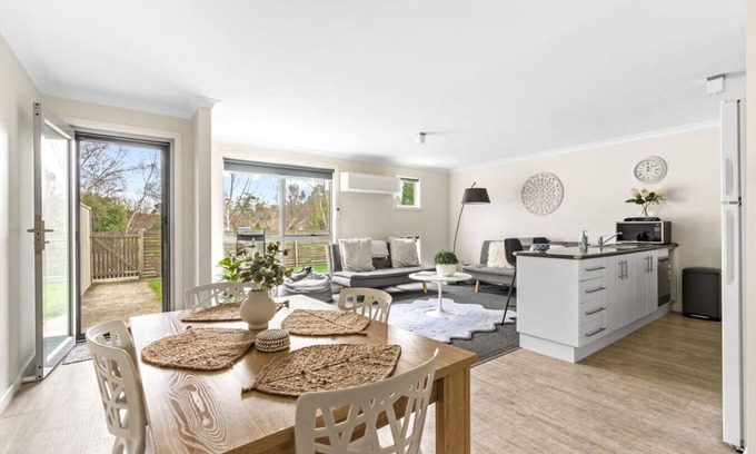Ravenswood Apartment | Stylish and Spacious Launceston Villa + Free Wifi