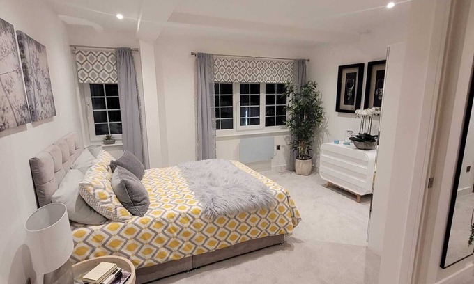 Wainscot Apartment | Stylish And Spacious 2 Bed Flat On High Street In Strood Rochester