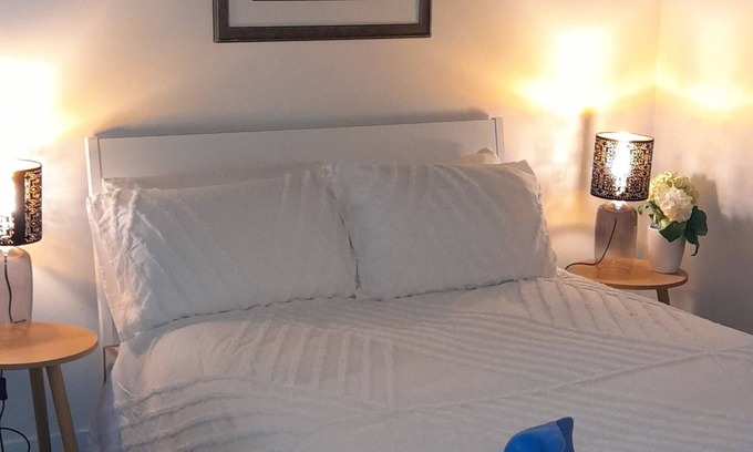 South Melbourne Apartment | Stylish apartment close to city & gardens suits professionals & families + pool
