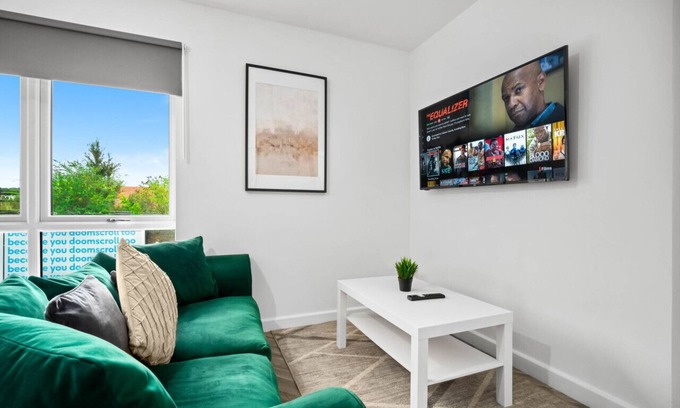 Cradley Heath Apartment | Stylish Apartment * 2 Bedroom * Netflix WIFI