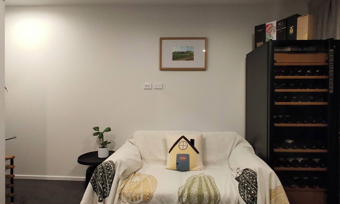 Epsom Apartment | Stylish Apartment at the Heart of Newmarket with a balcony + Welcome Gift.