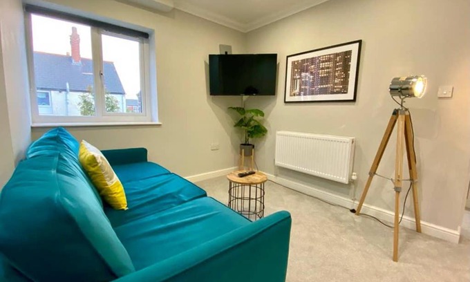 Canton Apartment | Stylish Apartment for 2 Nr Centre & Victoria Park
