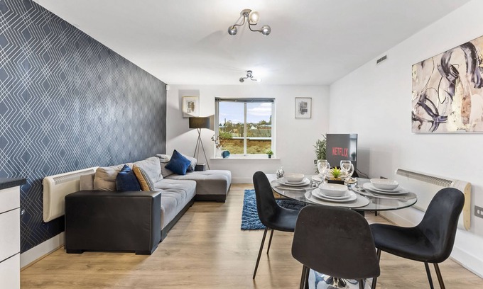 Healey Lane Apartment | Stylish Apartment in Dewsbury with Parking