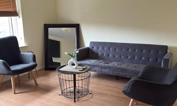 Brunel Apartment | Stylish Apartment near Heathrow Brunel Uni, Shops, & 35 mins to Central London