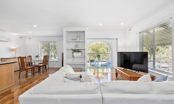 South Perth Apartment | Stylish Apartment Overlooking Majestic Tree Lined Park, 5 Mins Walk to Zoo