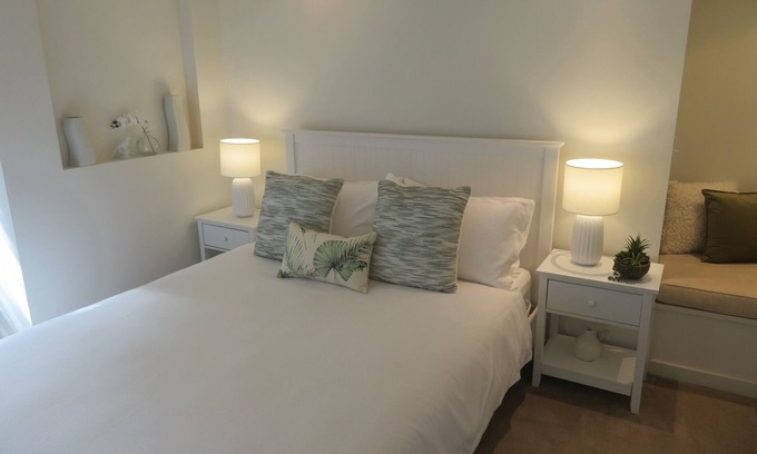 Seaforth Apartment | Stylish apartment with beautiful garden patio