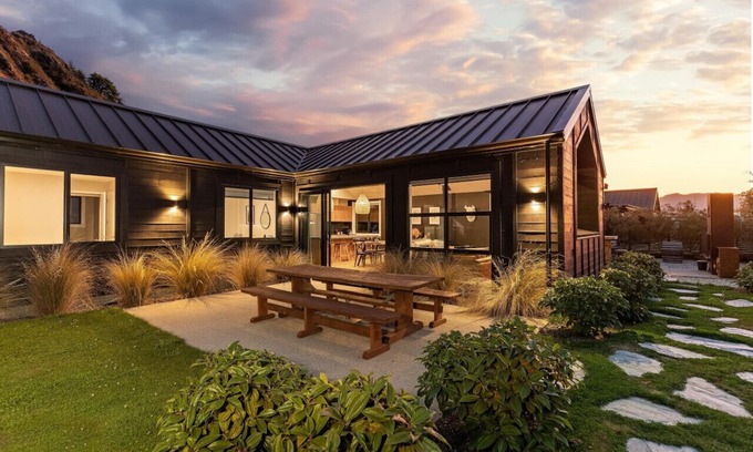 Arrowtown House | Stylish Arrowtown Home-fabulous location + comfort