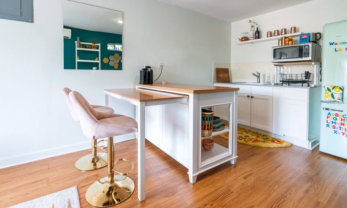 St. Edwards Apartment | Stylish, artsy gem. Walk to Iconic South Congress