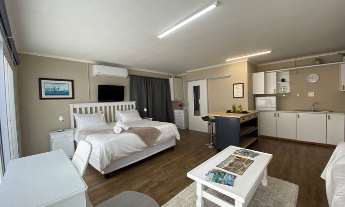Kenridge Apartment | Stylish Bachelor Unit Getaway!