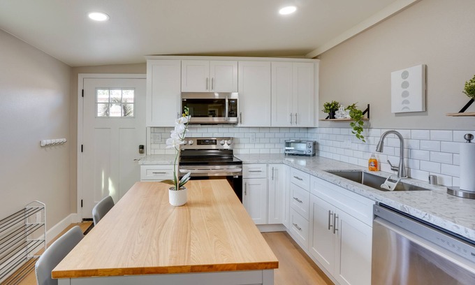 Anaheim Resort House | Stylish Back Unit in Orange
