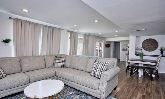 Aurora House | Stylish basement/apartment ideal for long stays
