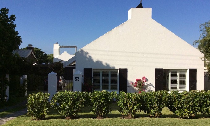 Voelklip House | Stylish beach house cottage in perfect location with private pool (2- 6 people)