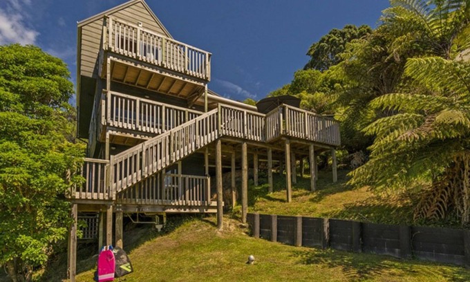 Hahei House | Stylish beach house comfort in commanding position