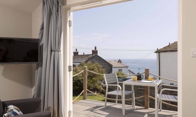 Gorran Haven House | Stylish Boatshed with Sea Views, Private Parking