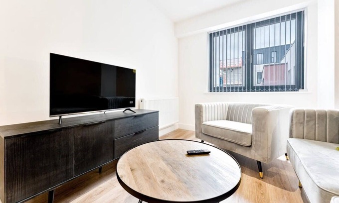 Barnt Green Apartment | Stylish & Bright 2 Bedroom Apartment in Solihull