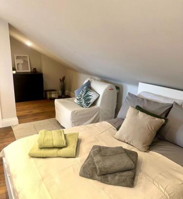 Ealing Apartment | Stylish Bright loft Studio in Ealing