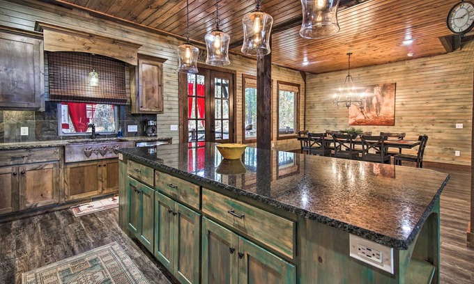 Hochatown Cottage | Stylish Broken Bow Cabin w/Hot Tub + Fire Pit!