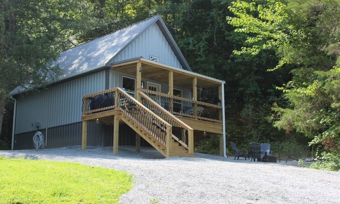 Jamestown Cabin | Stylish cabin 4mins away from Cumberland Lake!