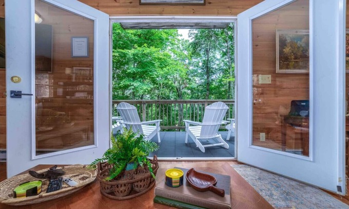Burks Fork Cabin | Stylish Cabin near wineries & parkway