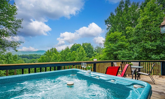 Gatlinburg - Pigeon Forge Cabin | Stylish cabin w/beautiful SUNRISE mountain view & hot tub, perfect location!