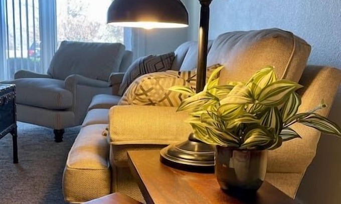 De Pere Apartment | Stylish & Chic Modern Residence