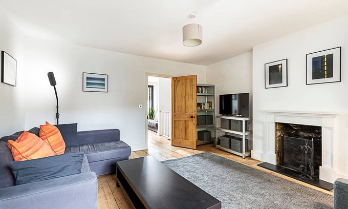 Chiswick Apartment | Stylish Chiswick Apartment with a Private Terrace