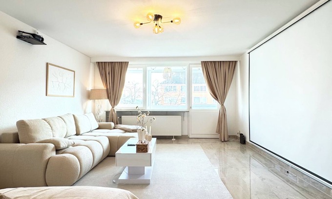 Vahrenwald Apartment | Stylish city apartment I WiFi I movie screen I balcony I central