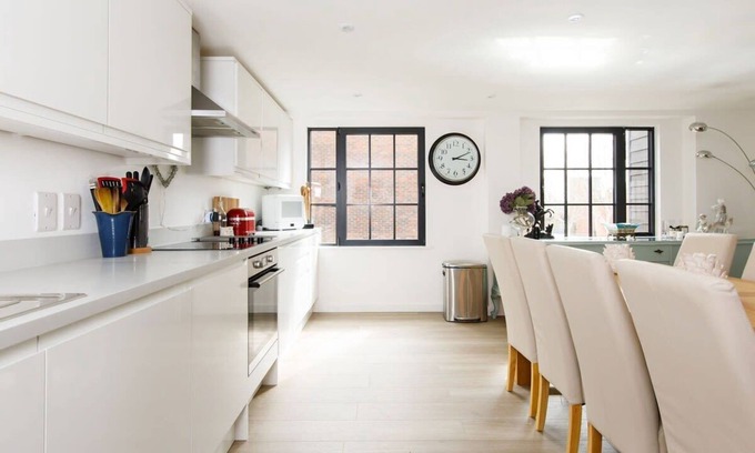 Chichester Apartment | Stylish City Centre Apartment with Sauna