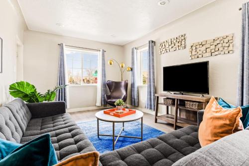 West Colfax Apartment | Stylish City Retreat - King Beds - Walk to Sloans Lake