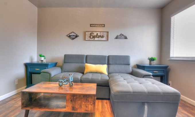 Grand Junction House | Stylish, Clean Townhome! Centrally Located, Pet Friendly! Fast WiFi