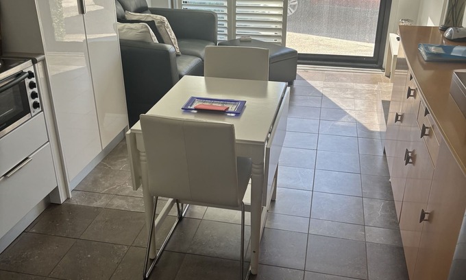 Bardwell Valley Apartment | Stylish, close to Airport and St George Hospital