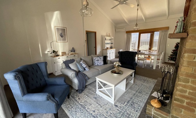 Metung House | Stylish Coastal Hamptons home, 5 mins from Metung Village