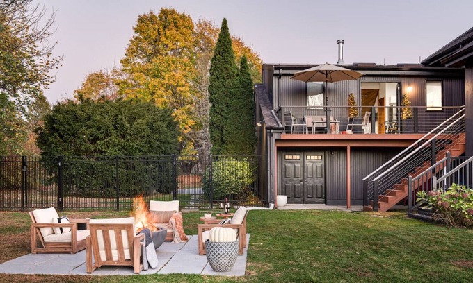 Portsmouth Condo | Stylish Coastal Suite Newport county Pet OK/Yard
