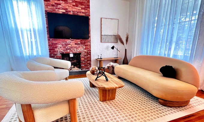 Shadyside House | Stylish Comfort - Bright & Airy Home @ Prime Spot