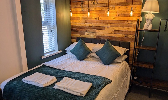 Landore House | Stylish, Comfortable House, sleeps 4 to 6