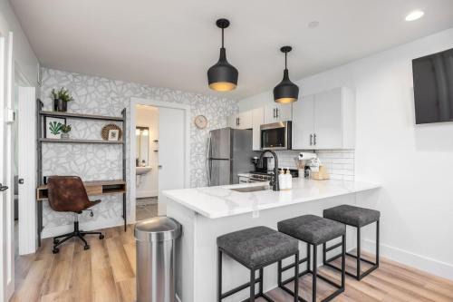 Hillsboro Village Apartment | Stylish Condo in Hillsboro Village 3 Beds and Parking
