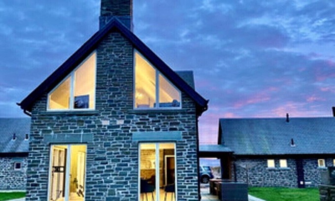 Kippen House | Stylish contemporary lodge on working deer farm, sleeps 12-14, plus 2 infants.