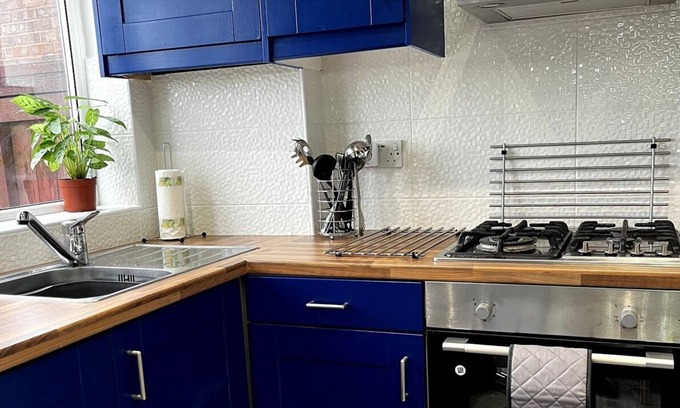 Bloxwich House | Stylish Cosy Home - M42, Airport, NEC & Train St