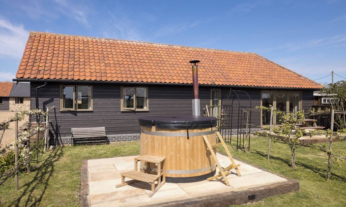 Croydon Cottage | Stylish cottage, countryside views, wood burning hot tub, 20 mins to Cambridge
