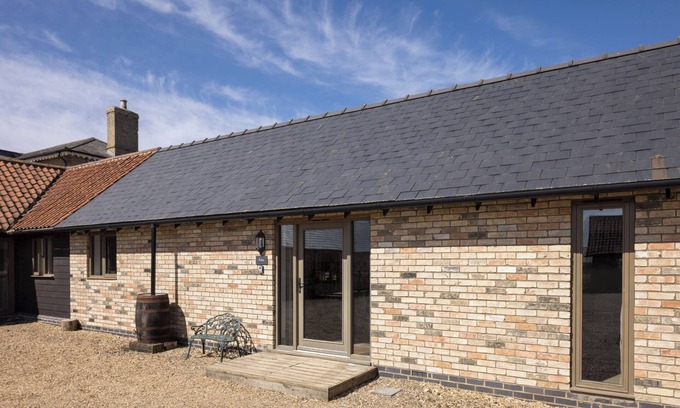 Croydon Cottage | Stylish cottage, courtyard view, wood burning hot tub, 20 mins to Cambridge